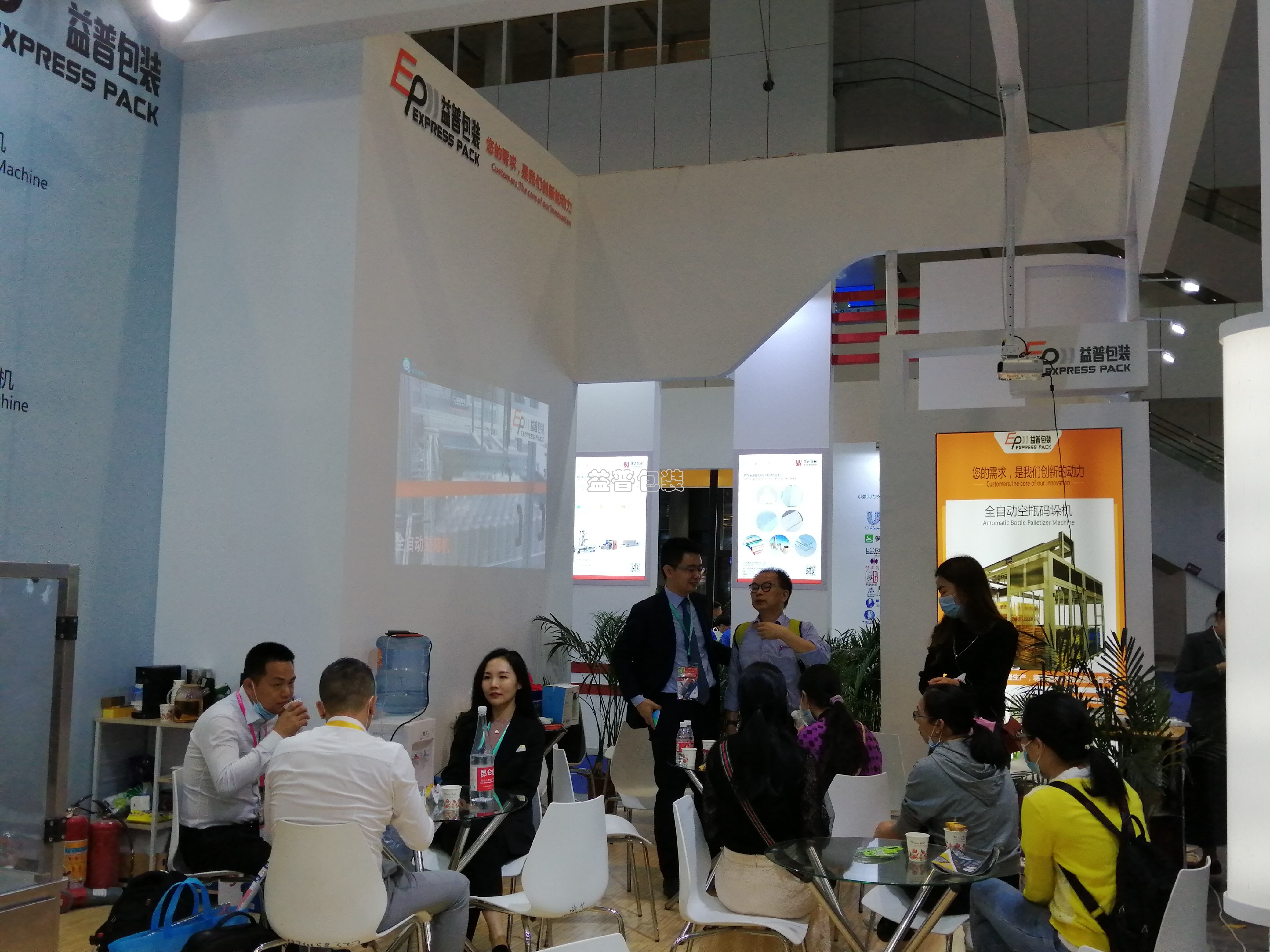 廣州全自動四邊封裝袋機,廣州碼垛機廠家,全自動碼垛機,碼垛機廠家,廣州垂直夾持提升機,廣州連續(xù)式垂直提升機